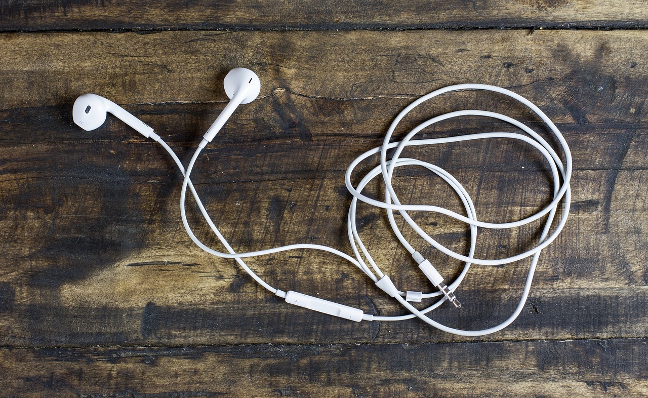 Écouteurs pour écouter des podcasts (Journal de bord 7) - Medialogue